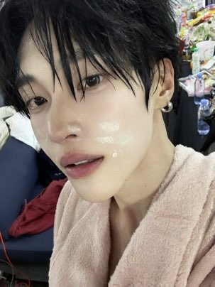 bobabambi's tweet photo. someone said to me this is literally Ami after birthing his pretty baby daughter Dona cause look at the POST-PARTUM BEAUTY GLOW!! i couldn’t agree more.. #VonAmi https://t.co/MhMb7NQsKg