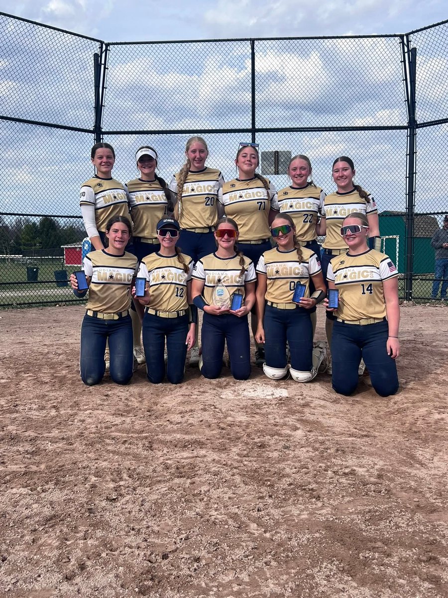 ScarletteS2030's tweet photo. Last weekend my team went to Michigan and we finished as the runner ups in the PGF Super Select Northern Tournament.
#softball #PGFnetwork #goldblooded #softballpitcher https://t.co/dqlh8S1EW2