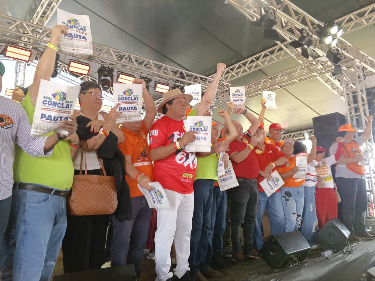 CTBBAHIA's tweet photo. Centrais sindicais entregam Pauta da Classe Trabalhadora a Lula e Rosa de Souza, presidenta da CTB Bahia, destaca dia histórico. Saiba mais detalhes no site: https://t.co/dmgemR1wcl https://t.co/LMLCbl4Jww