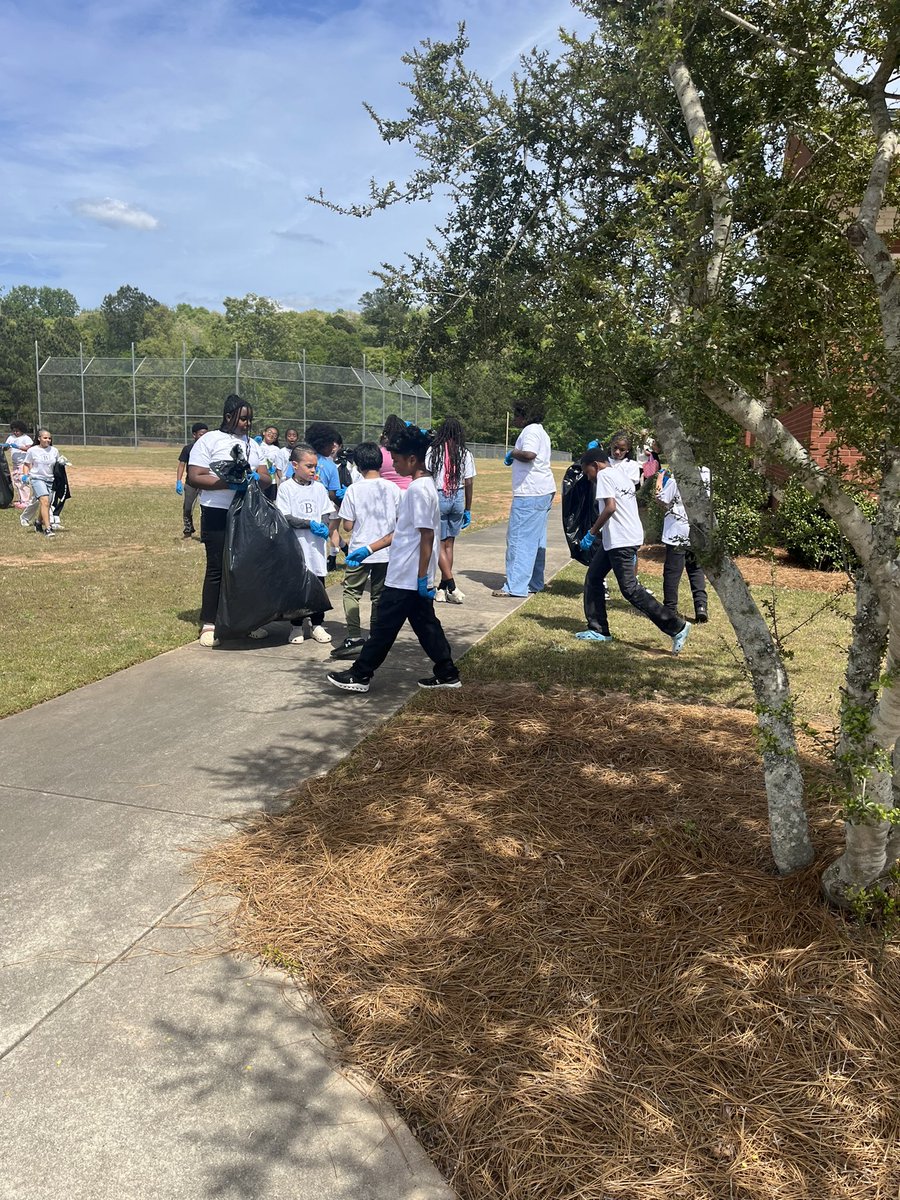 Dr_B_Inspires's tweet photo. Our Beautification Project with the @BethlehemES_HCS Beta Club was a huge success! Students teamed together to clean the school grounds and garden. So proud of their leadership, teamwork, and commitment to service. #BESBetaClub #StudentLeadership #ServiceLearning #SchoolPride https://t.co/sxHQgogfVe