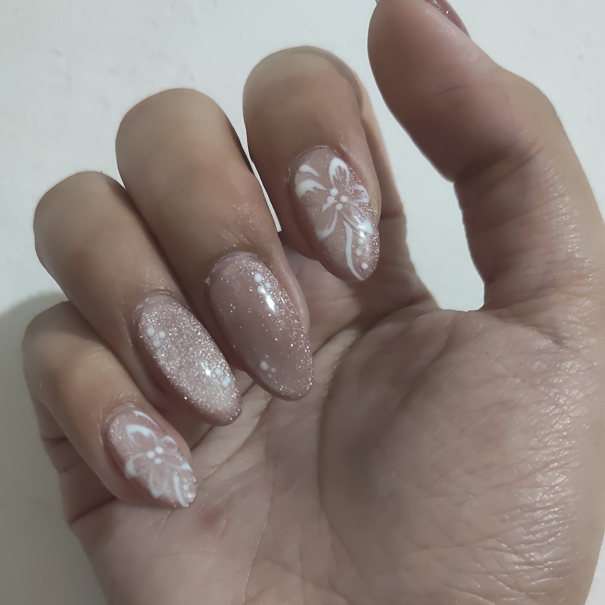 my nails so pretty pero aPAKAHIRAP MAGSULAT WHEN MY PINKY NAIL IS DIGGING INTO MY PALM(a)

U CAN ACTUALLY SEE WHERE IT DIGS AUGH