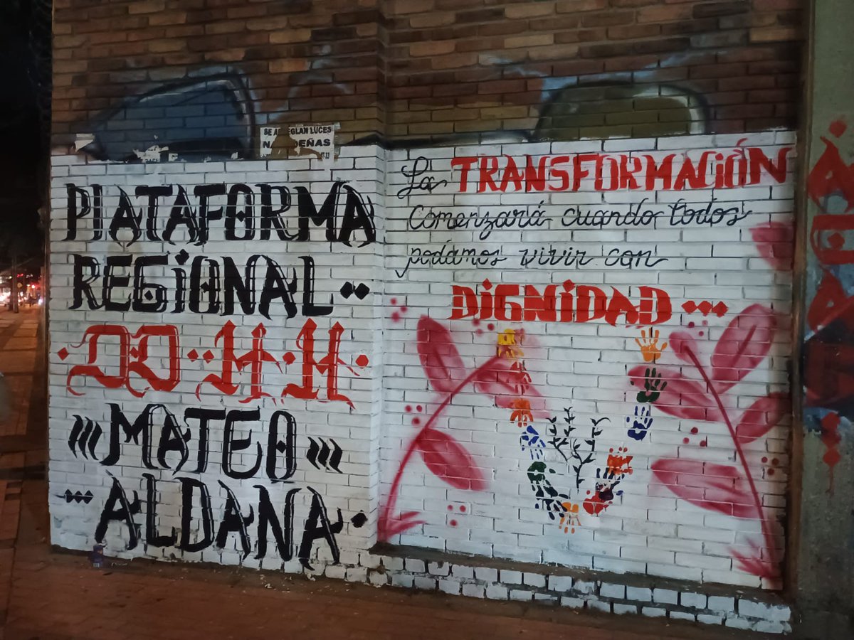 ddhhmateoaldana's tweet photo. 🎊 Este sábado culminamos nuestra Escuela de Derechos Humanos en el municipio de Soacha. Para el cierre realizamos un mural por los derechos humanos y la vida digna. https://t.co/zaNqGVfXGL