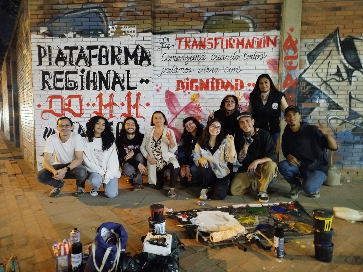 ddhhmateoaldana's tweet photo. 🎊 Este sábado culminamos nuestra Escuela de Derechos Humanos en el municipio de Soacha. Para el cierre realizamos un mural por los derechos humanos y la vida digna. https://t.co/zaNqGVfXGL