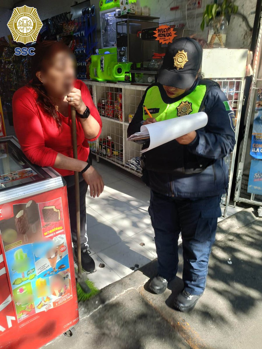 SSC_CDMX's tweet photo. #ColoniasSeguras | Las acciones de vinculación ciudadana nos permiten tener un acercamiento positivo con la comunidad, de esta forma podemos atender de manera inmediata las solicitudes de la ciudadanía en materia de seguridad; por ello, compañeros del sector #Consulado recorren las calles de las colonias #Morelos y #Michoacana en la alcaldía @A_VCarranza para presentarse con vecinas y vecinos y darles a conocer los números de contacto con la Policía.
#JefaDeGobierno @ClaraBrugadaM #LaPolicíaCercaDeTi