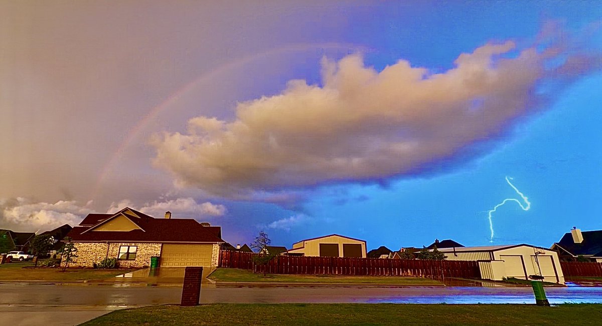 redraider614's tweet image. @TxStormChasers nice thunderstorm in Muenster, TX followed by a few brief rainbows.  Lots of lightning so caught a cool shot #lightning #rainbow ⚡️