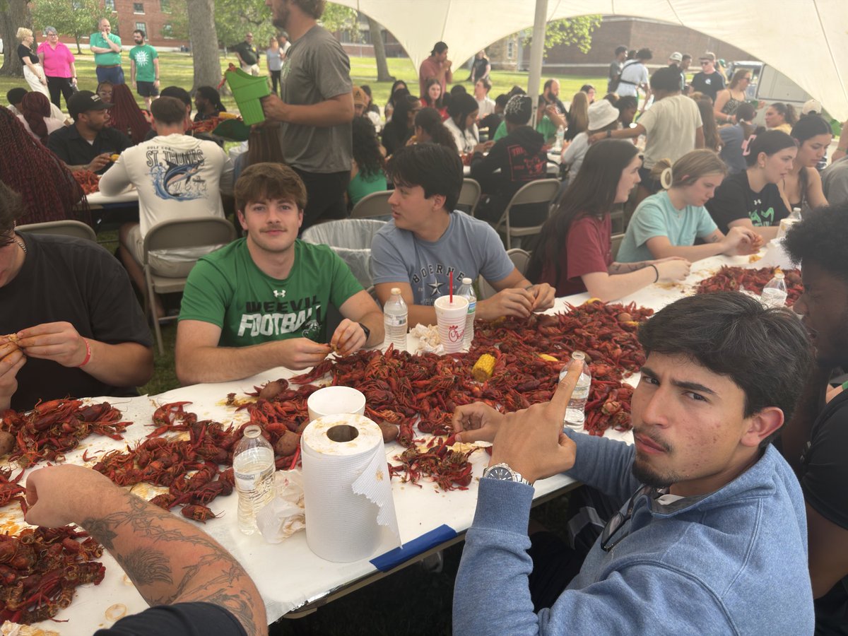 WeevilFootball's tweet image. Annual Crawfish Boil in the Cello ✅
#WeDAT | #Eatemup