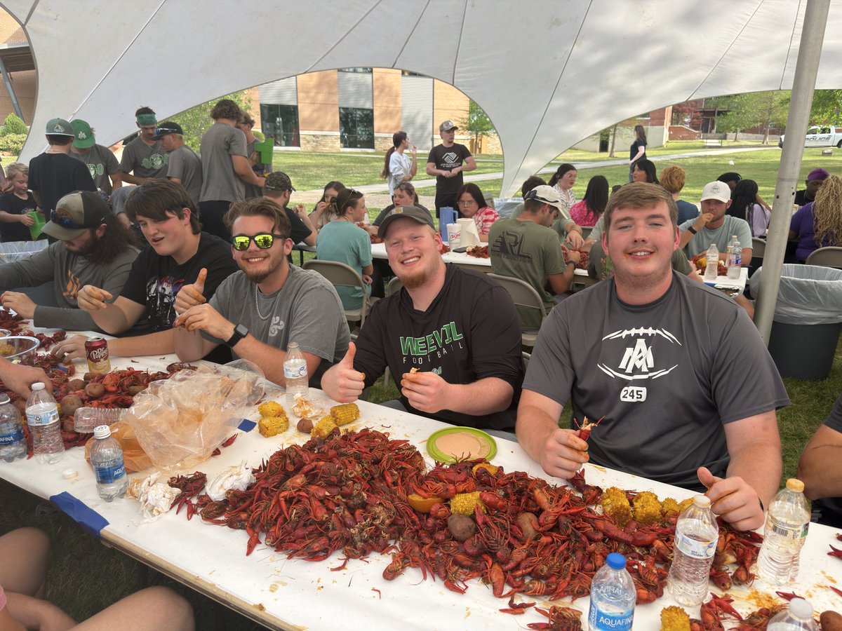 WeevilFootball's tweet image. Annual Crawfish Boil in the Cello ✅
#WeDAT | #Eatemup