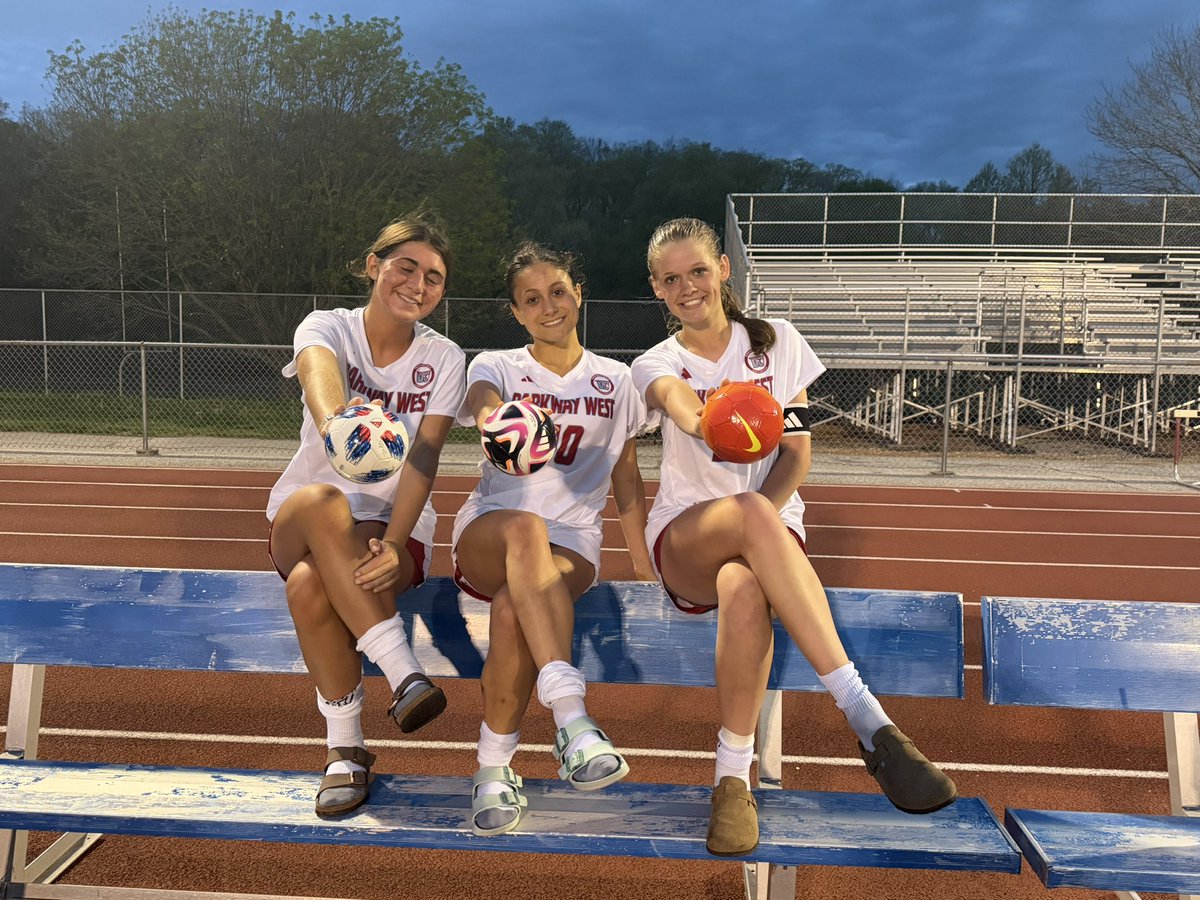 Parkway West Girls Soccer #HornsUp 🤘🏻 tweet media