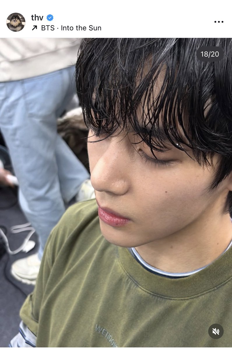 K35haQ's tweet photo. Did anyone else notice our TaeBear pierced his eyebrow 🤩
That’s sooo hawt #BTS_ARİRANG #V #piercedandpolished https://t.co/S6JIUpVTA5