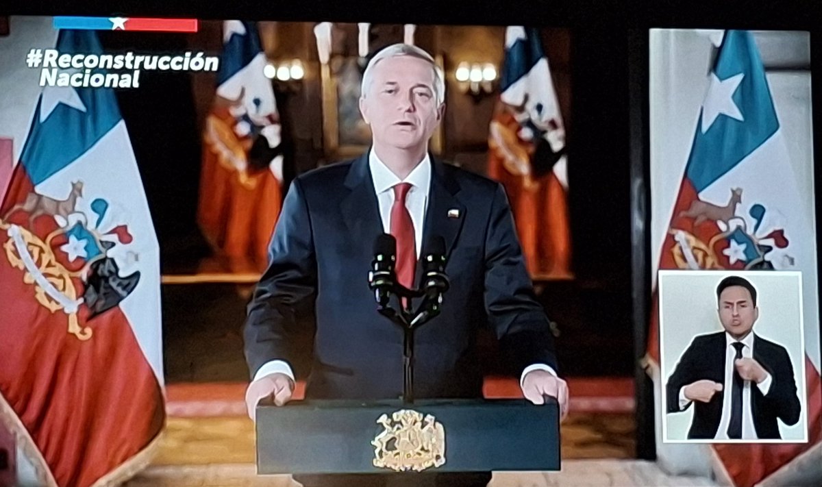 "Un gobierno honesto que no derroche los recursos públicos y no se aproveche del Poder".
Presidente José Antonio Kast.
#CadenaNacional
" #ReconstrucciónNacional " inventada. 

Hay más banderas que honestidad y decencia en este imagen.

Te pasaste