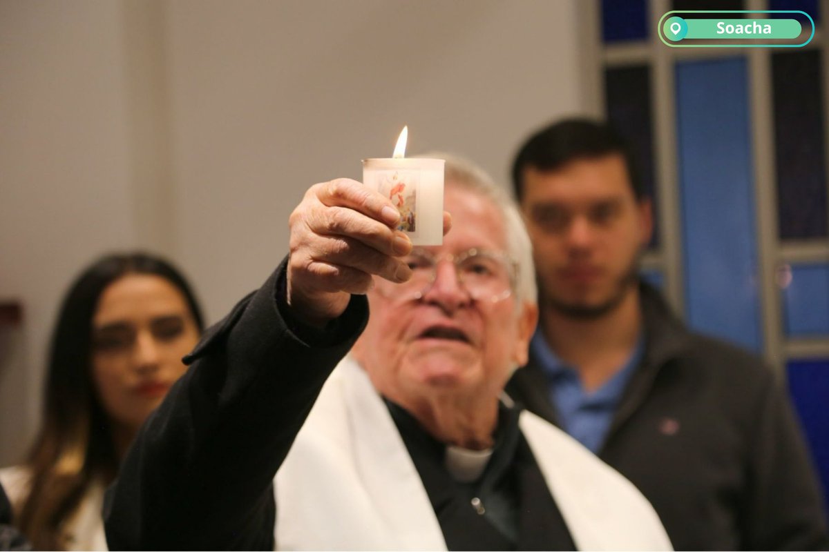 RecUNIMINUTOCB's tweet photo. El Centro Universitario Soacha recibe una visita que inspira y conecta con nuestra esencia: la del padre Diego Jaramillo, Presidente de El Minuto de Dios. Su presencia nos recuerda la importancia de volver a la fuente, beber de ella y renovar el sentido de nuestra misión. https://t.co/pDUZcin7Dq
