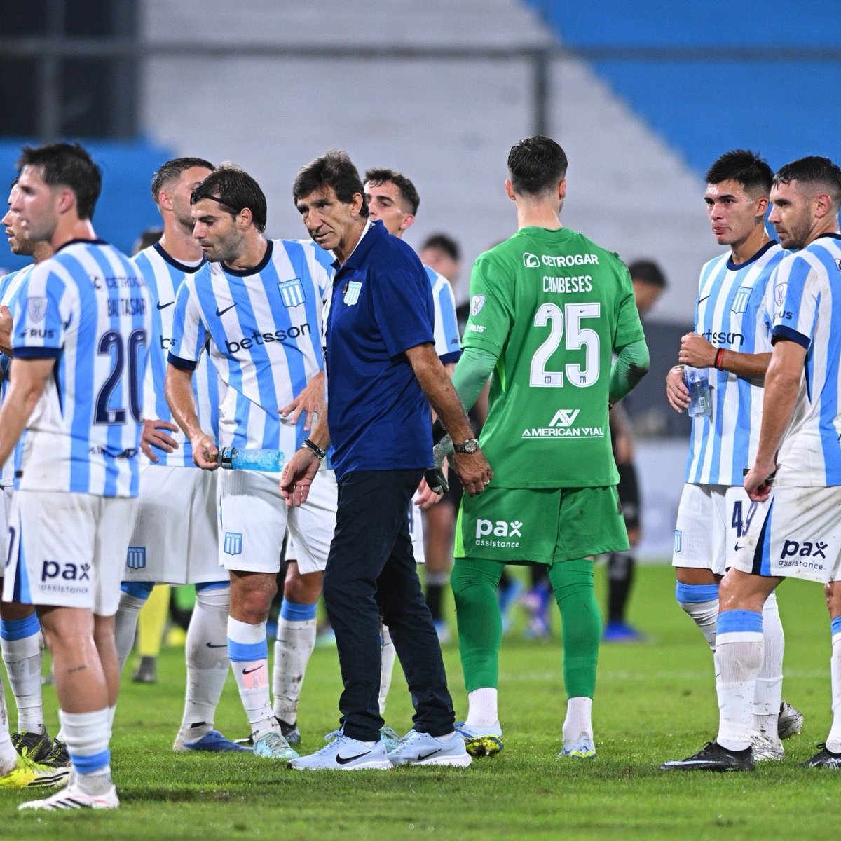 LeandroAdonio's tweet image. Quedan 7 finales y este equipo ya demostró que sabe reconstruirse. Como al inicio del torneo, es momento de volver a las bases: compromiso, intensidad y actitud.

El sprint de este semestre define todo. #Racing tiene que competir en cada frente: torneo local, Copa Argentina y