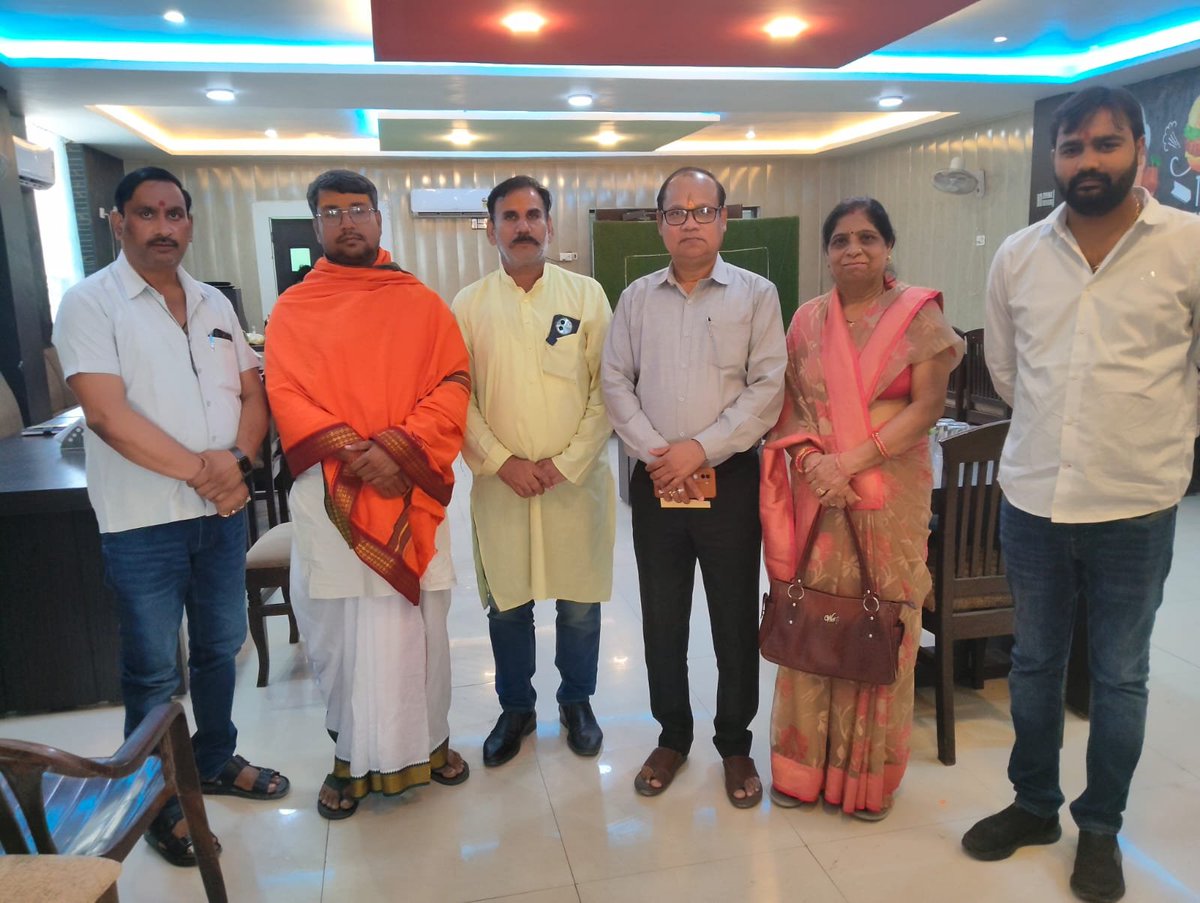 भगवान शंकराचार्य की गौ प्रतिष्ठा यात्रा के बुन्देलखण्ड संयोजक श्री राहुल द्विवेदी जी से यात्रा के मार्ग, विश्रामस्थल एवं स्वागत आदि के सम्बन्ध में विचार विमर्श हुआ। आप सब भी अपने अपने क्षेत्र में स्वागत द्वार, बैनर एवं अन्य प्रकार के कार्यों मे सहभागी बनकर पुण्य के भागी बनें।