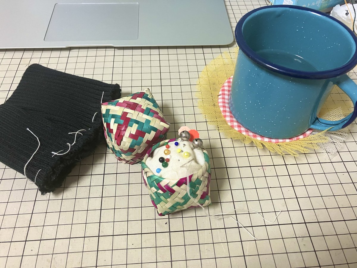 chiku2_jp's tweet photo. 袖の擦り切れのお直しを、少しずつ。メキシコで買った入れ物を針山に。琺瑯のマグカップも、大容量で作業のお供にお気に入り。 https://t.co/L80pH8nNrq