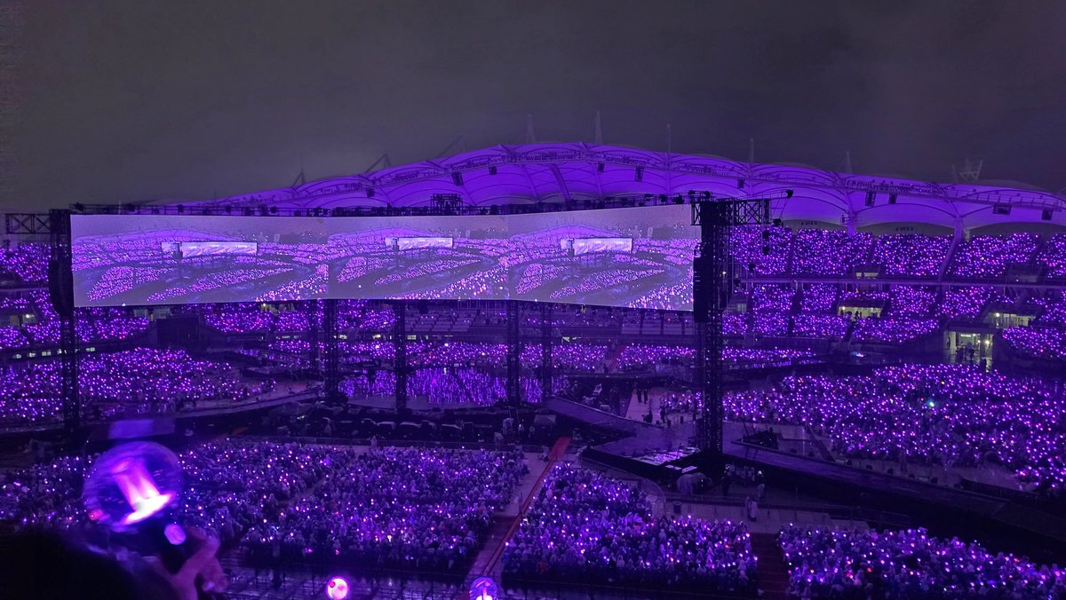 bts7_moonlight's tweet photo. 4년만에 돌아온 방탄의 첫 콘서트를 위해 비를 맞고 있던 우리들.
이 세상에 방탄과 아미밖에 없는 거 같던 순간이라 찍어두고 싶었다.
#ARMYTIME
#BTS_ARİRANG_Goyang_D1 https://t.co/cbniPyleW3