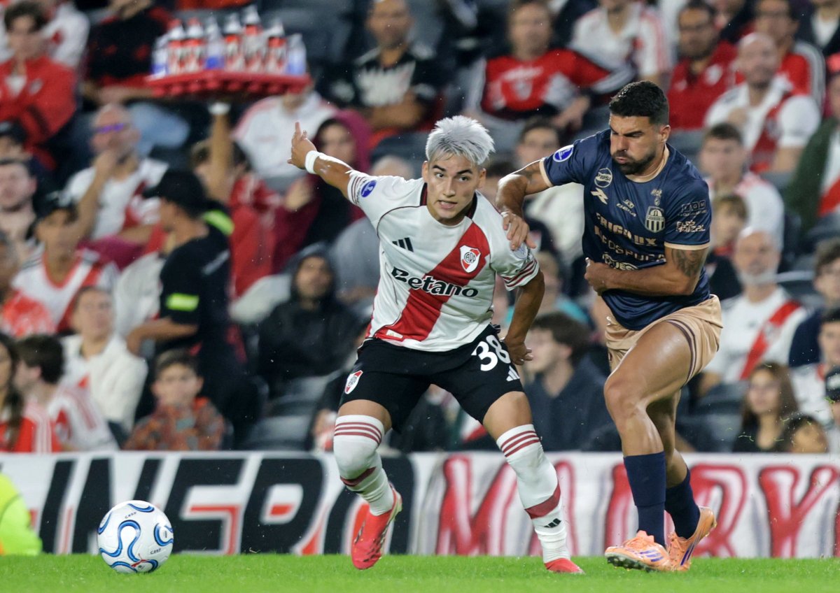 TyCSports's tweet image. PRIMER TIEMPO IGUALADO EN EL MONUMENTAL

Tras los 45 minutos iniciales del encuentro, #River y #Carabobo no se sacaron ventajas y se fueron al entretiempo empatados 0-0, en el marco de la fecha 2 del Grupo H de la #CopaSudamericana. A los 18´, Fausto Vera salió lesionado y en su
