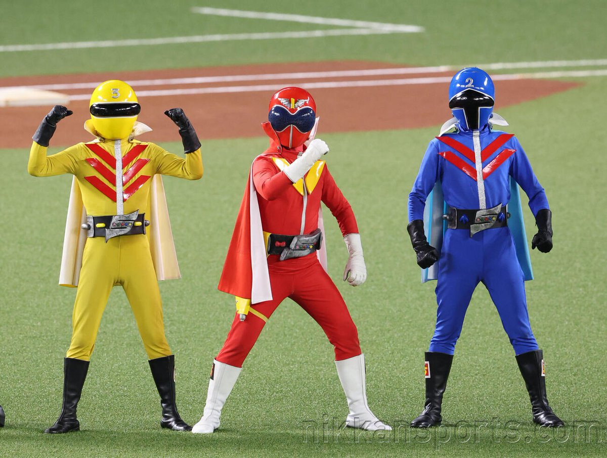 ソフトバンク】秘密戦隊ゴレンジャーの九州出身キレンジャーが始球式 