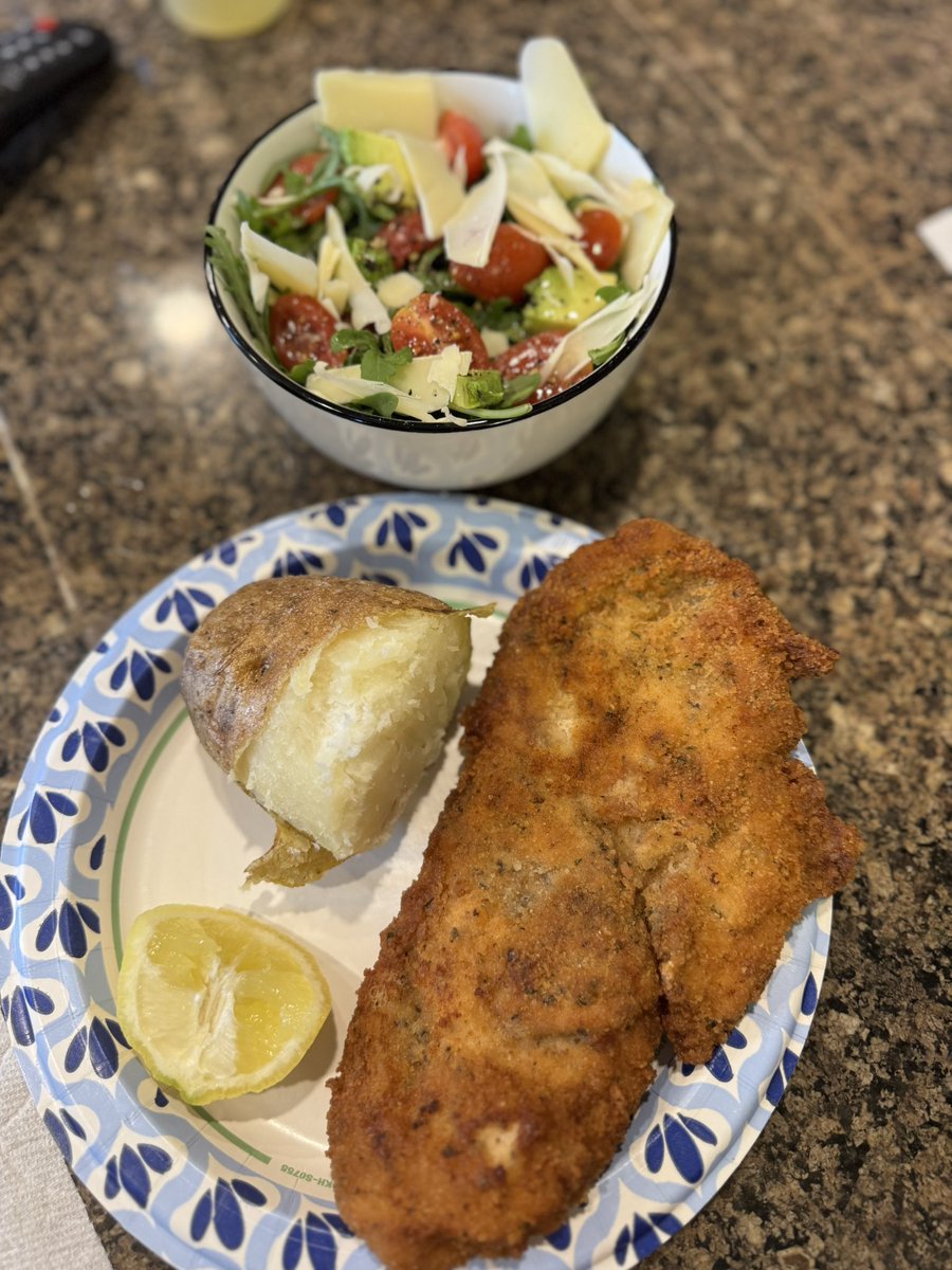 Cody_Perez's tweet image. Chicken Milanese with a half baked potato and an arugula salad. Dinner was 💣 
#Dinner #FoodPorn #Chicken