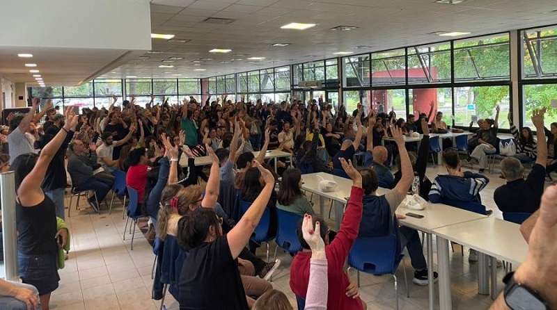 Masiva movilización de los trabajadores del INTI por amenaza de 700 despidos
diariolateral.com.ar/masiva-moviliz…