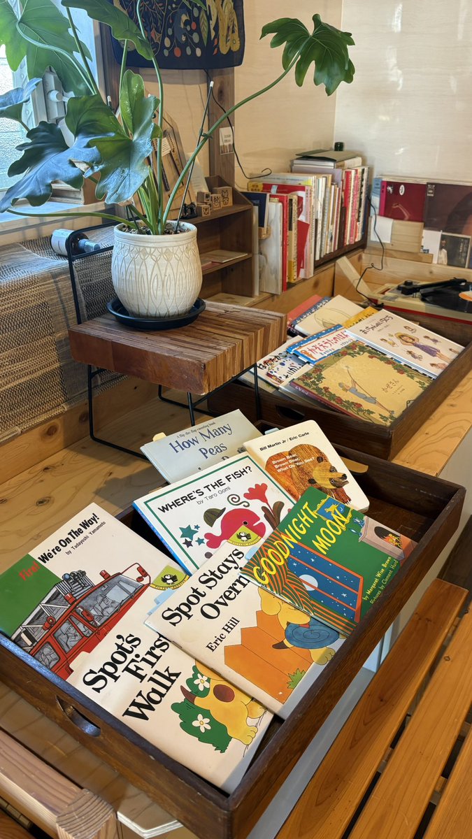 湖西市鷲津、ブックスチカラータです。
今日4/16(木)13-16時オープンです。

英語の絵本は、お店番のNest Booksさんの棚から。