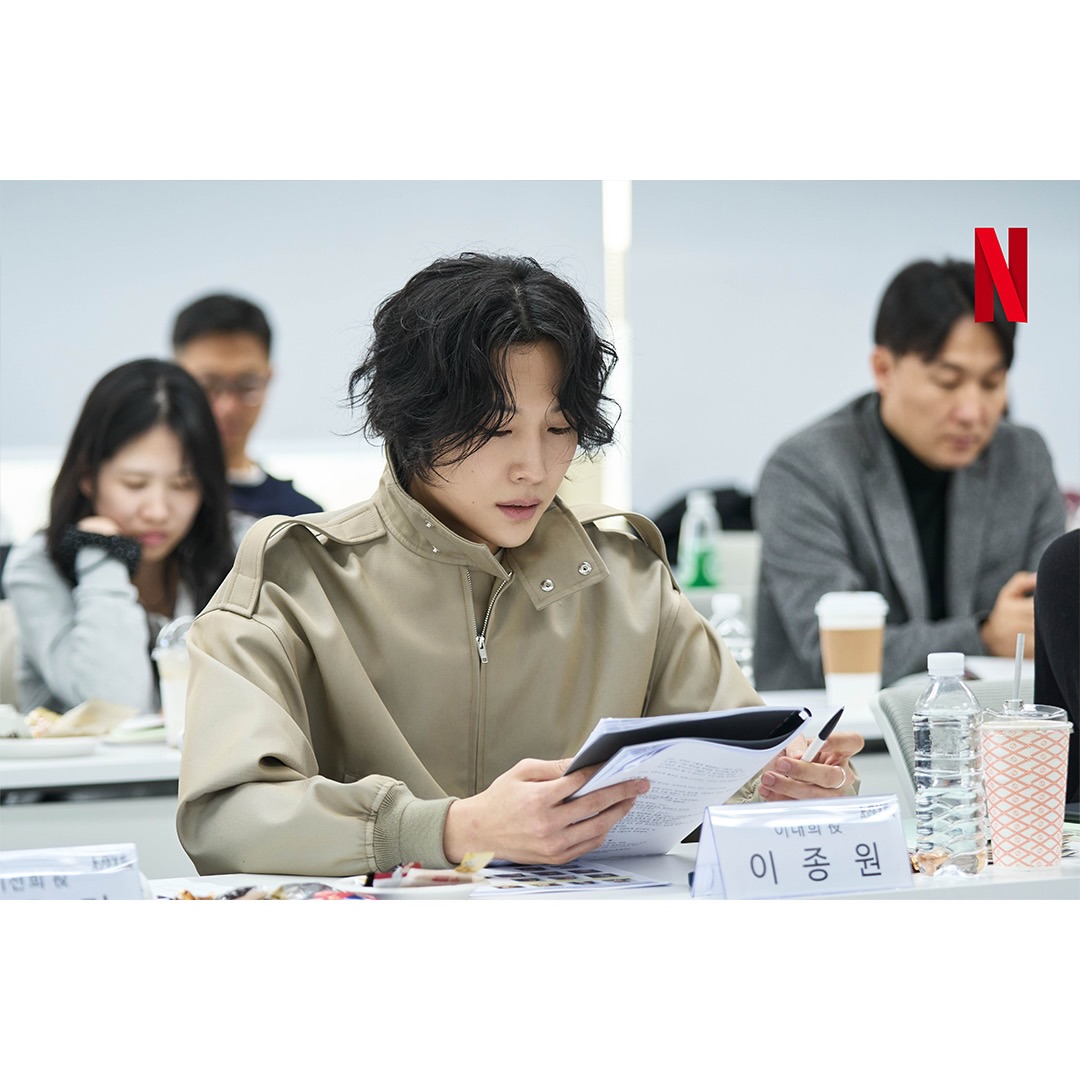 wonnjong_'s tweet photo. A night in an unfamiliar place, a daily life that has begun to twist. The story of four men and women entangled in irreversible emotions, starting with an uncontrollable attraction, a crack that began with an uncontrollable pull.  #러브어페어 #TheFacadeOfLove https://t.co/rGZ78C9JDe