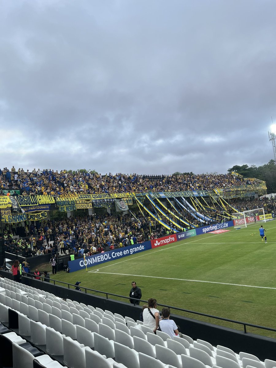 Los Guerreros e demais torcedores do Rosario Central de visitantes em Assunção na partida contra Libertad, hoje, pelo grupo H da Libertadores.

(📸 <a href="/info_1889/">Planeta Canalla</a>)