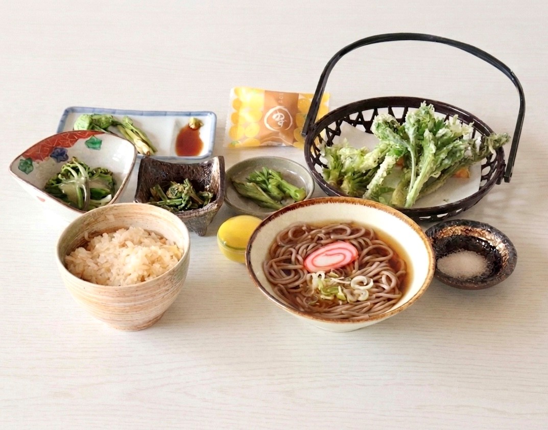 tonami_cosmos's tweet photo. こんにちは！
夢の平コスモス荘です🌈

毎年、ご好評いただいている山菜定食が間もなく販売開始です🎉

1日限定20食でご予約制となっております。

販売期間：4月25日(土)～5月10日(日)
販売価格：￥2,500(税込)

お電話でのご予約受付ておりますので、是非ご予約下さい！

TEL：0763-37-2323 https://t.co/cyNfqQo0k7