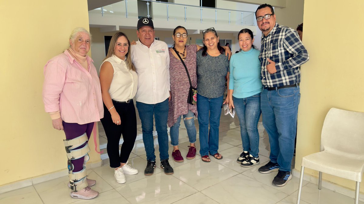 anaroblesgdl's tweet photo. En Santa Elena Alcalde vivimos una gran jornada en la feria de la salud. 

Me dio mucho gusto recibir la invitación del líder Enrique, convivir con liderazgos de la zona, juventudes, vecinas, vecinos y personas adultas mayores que se acercaron para recibir atención y orientación. https://t.co/qlIuPWpFCp