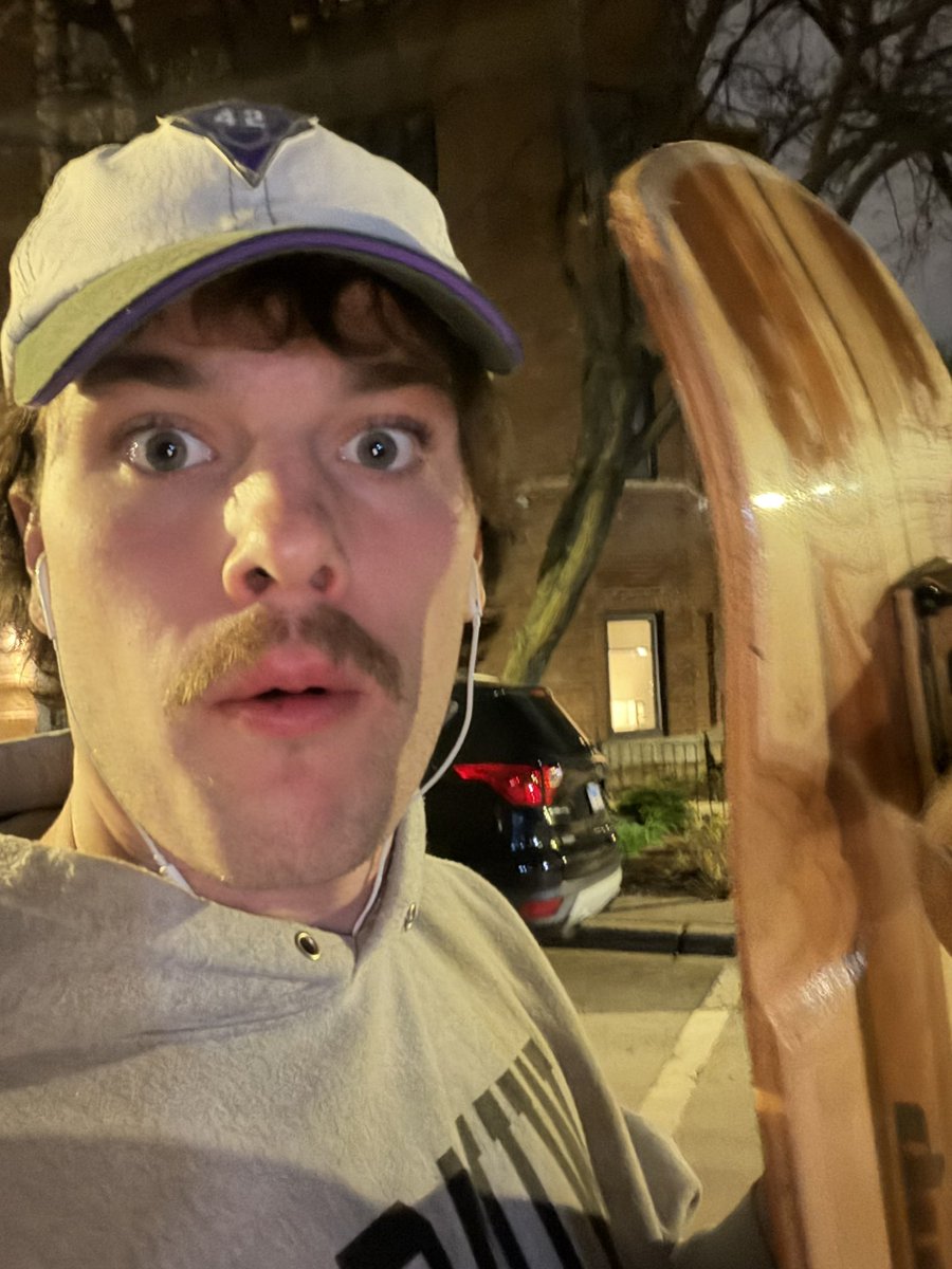 Vibes are high. Such a nice night. Taking  Pete’s skateboard for the first time this year to my favorite chocolate store while listening to I’m on fire by Bruce Springsteen. Felt like I should tweet this