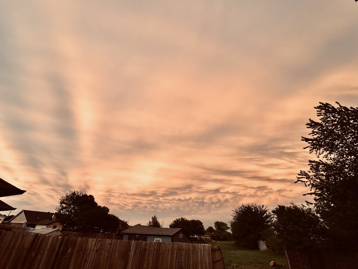 amyfowler223's tweet photo. Mammatus in Moore #okwx https://t.co/oQYYNIiFO9