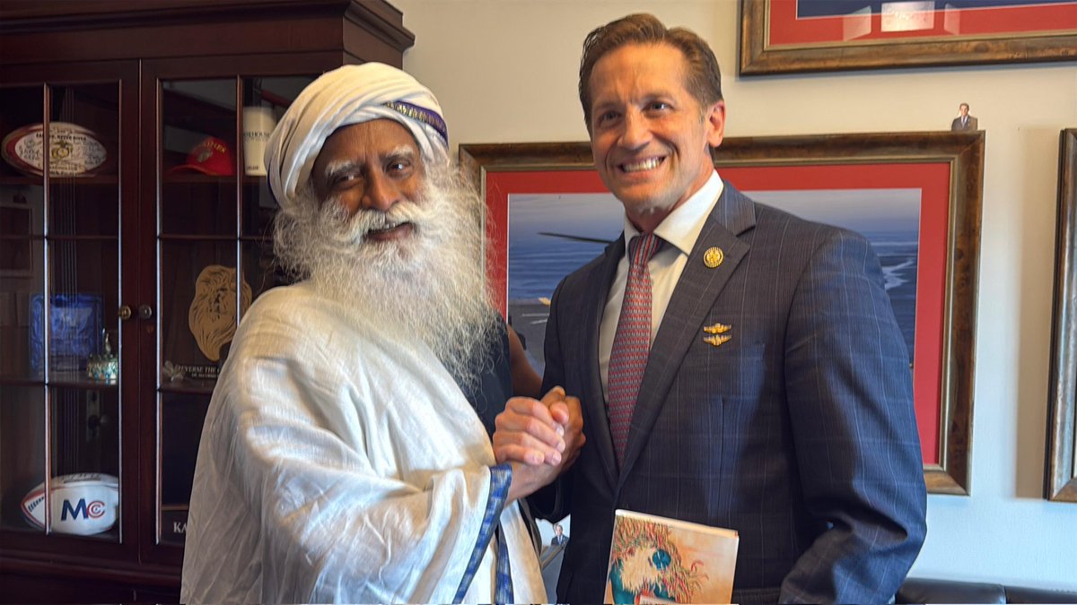 SadhguruJV's tweet image. An honor to witness your commitment to the wellbeing of this nation and its people, @RepMcCormick. The beauty and fortune of human life is the extent to which it can be experienced. Only with a Miraculous Mind can our experience of Life become a miracle. -Sg @RichforGA