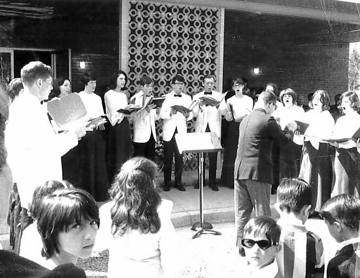 TownofViennaVA's tweet image. The Vienna Community Center is turning 60 this week! Ahead of Friday’s 60th anniversary open house, we’re looking back at the dedication ceremony on April 17, 1966.  Attendees saw the Madison High School Madrigals perform and heard remarks from elected leaders. #WayBackWednesday