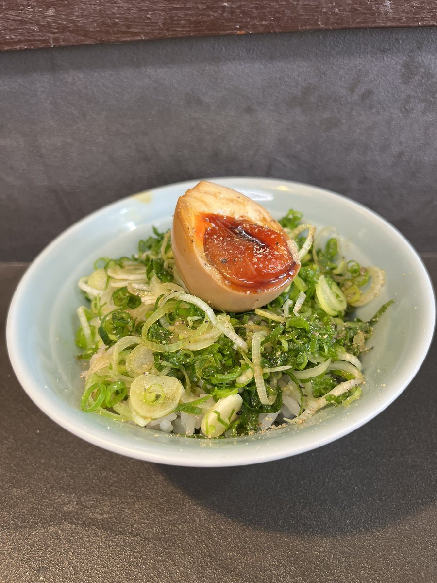 ramenyo2's tweet photo. 邪道家

邪道らーめん1000円
鴨ロース2枚250円×2
土鍋ご飯120g150円
ネギメッシ変更150円

本日の朝ラー☀️やっとネギメッシに会えた😭そのままはもちろんスープともチャーシューとも鴨とも相性バッチリ👌スープの乳化度合いがあがって？旨味もアップ⤴️

ごちそうさまでした、ご厚意あざます����🏻‍♂️ https://t.co/ZrEjFuxRHq