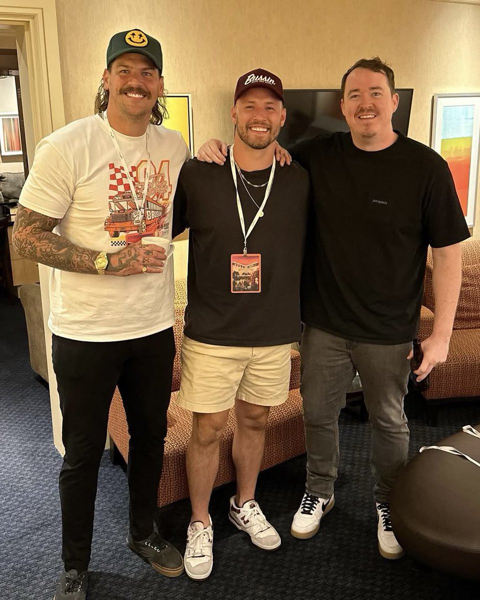 Bussin' With The Boys tweet media