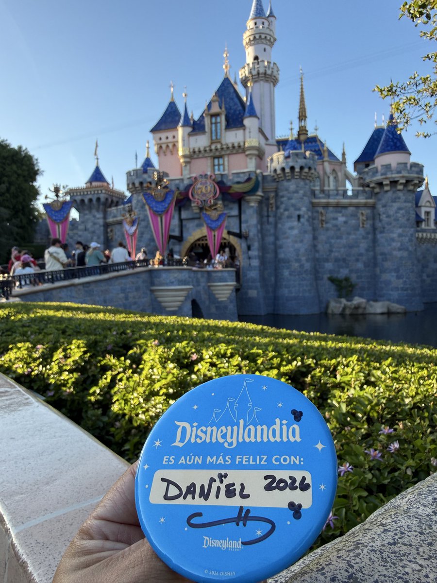 MagicInvestors's tweet photo. Disneylandia Es Aún Más Feliz Con….. button Disneyland and DCA https://t.co/H3uOGeyvV2