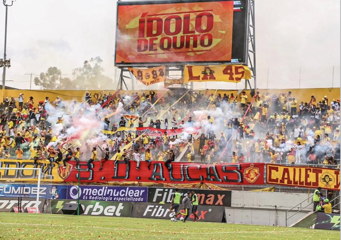 sdamartinuio's tweet photo. Las postales que está dejando la general sur del Estadio del Aucas tienen aura.

De menos a más y está hinchada nunca abandona.

Junto al Ídolo de Quito hasta el cajón.

Mi amada localidad. https://t.co/8XQR9URJ7b
