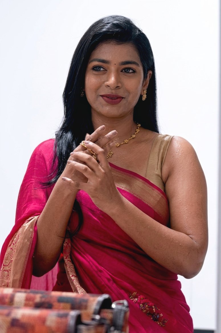 SwethaKumar
Women in Sleevless always Better than Bikini 🥵🤤