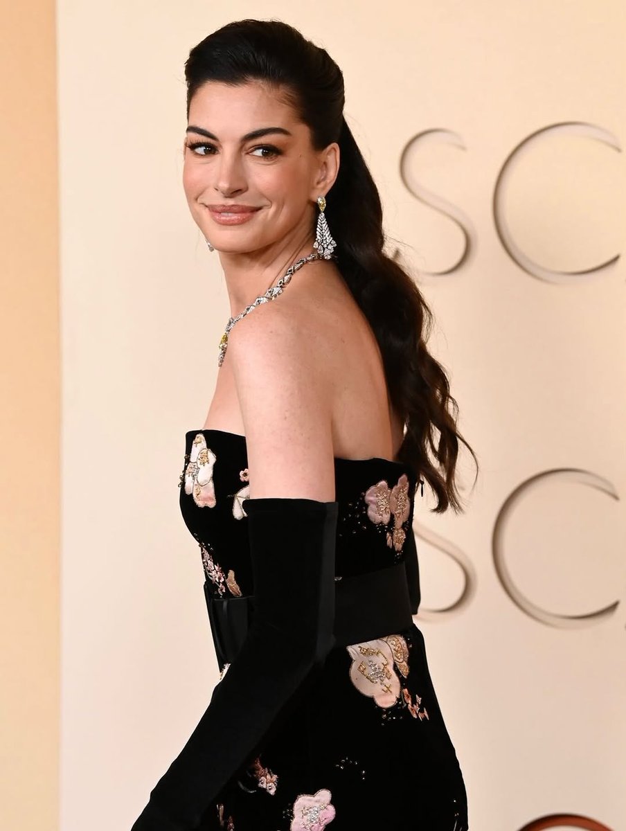 MrkItsme94772's tweet photo. Anne Hathaway at 43 is unreal https://t.co/3NDPMJsxVS