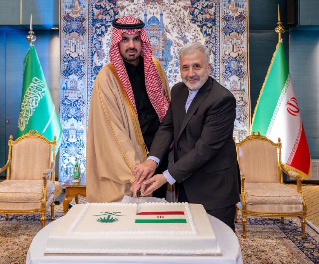 aa213_ali's tweet photo. @solari_the Iranian already destroyed all American base in that region and some of Mr,global assets 

There message is clear you can use the Jewish USD system and we will destroy what you have left in your energy infrastructure 

🇸🇦🇮🇷🤝🇨🇳 https://t.co/0Nalpzj6XF