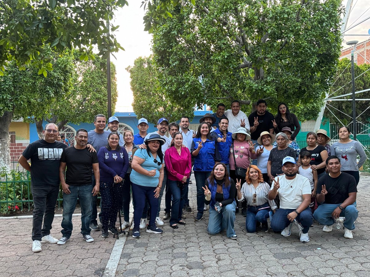 Estuvimos en Santa Elena cerca de la gente, puerta a puerta. Estamos escuchando y resolviendo; porque #Irapuato es azul.