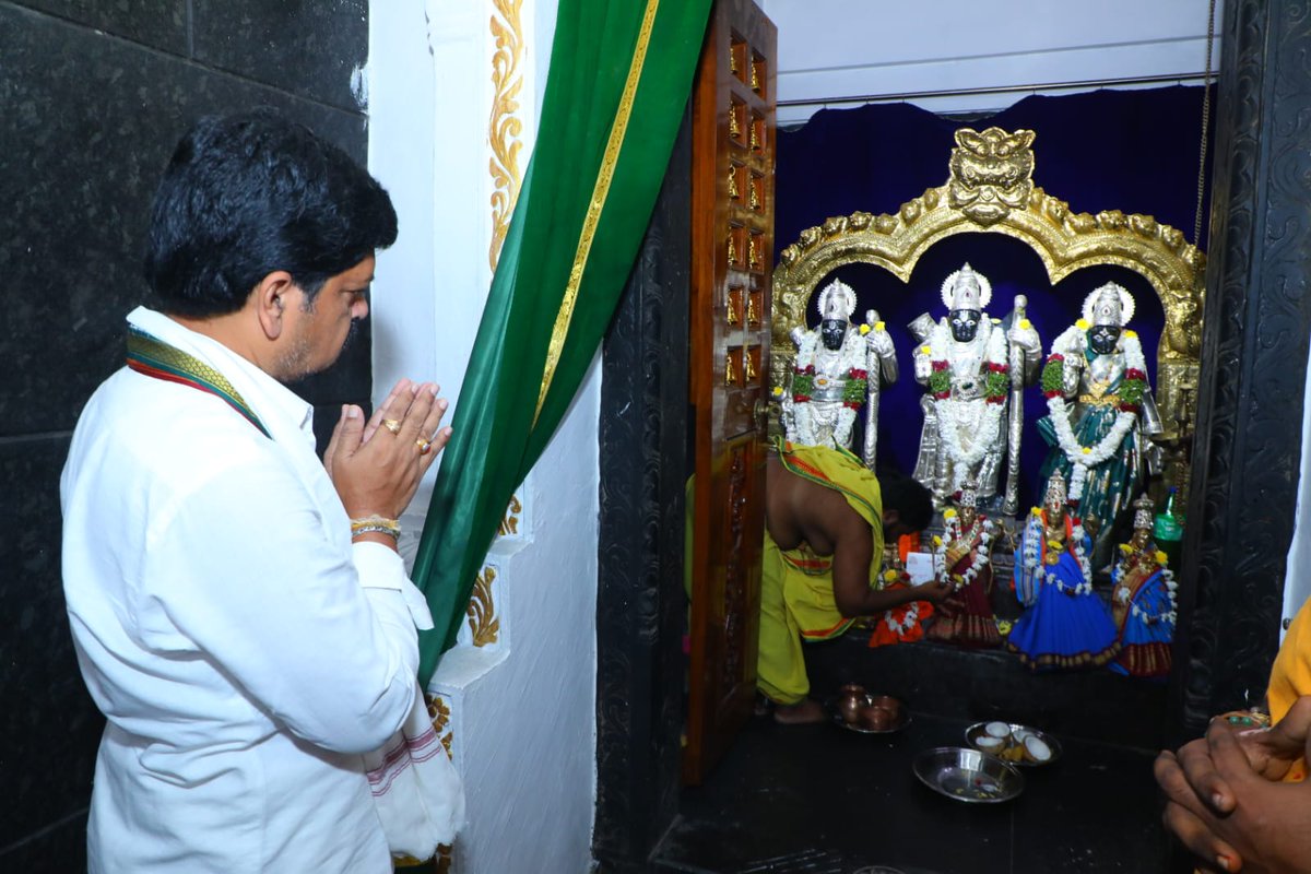 KolluROfficial's tweet photo. మచిలీపట్నం బందరు కోట రాజారత్నపురంలో వేంచేసి ఉన్న శ్రీ కోదండ రామస్వామి వారి దర్శనం చేసుకోవడం జరిగింది. అనంతరం ప్రధాన అర్చకులు వేదాశీర్వచనం అందించారు.

#Machilipatnam #BandarFort #RajaratnaPuram #KodandaRamaSwamy #KolluRavindra https://t.co/fD1BfxSHjv