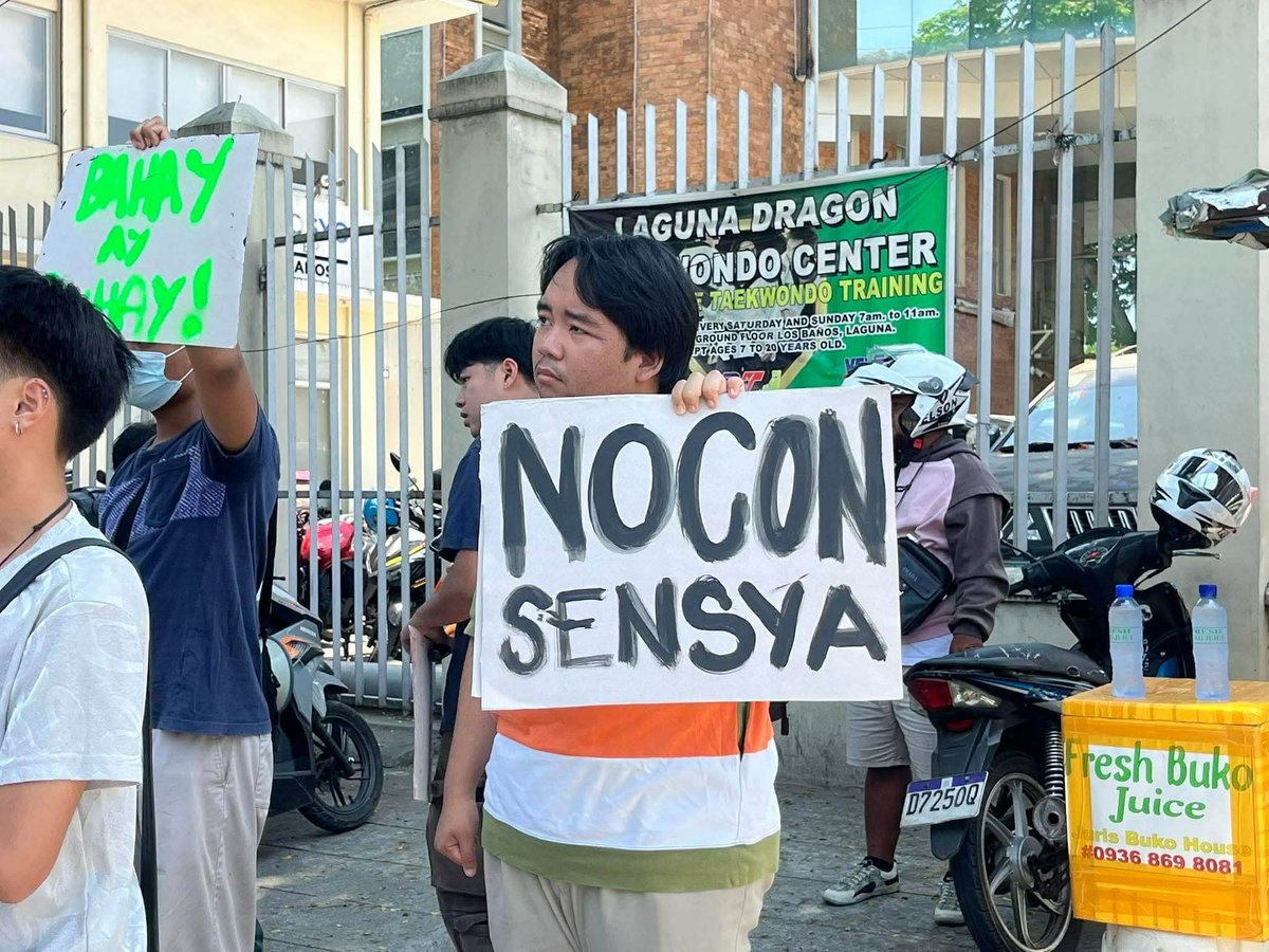 tanglawdevcom's tweet photo. TINGNAN: Naglunsad ng kilos-protesta ang mga mamamayan ng Purok 6B, Barangay Bambang, kasama ang iba pang progresibong grupo, sa harap ng Los Baños Municipal Hall ngayong tanghali, Abril 16, bilang pagtutol sa marahas na ikatlong araw ng demolisyon. https://t.co/hpTzw1sMoh