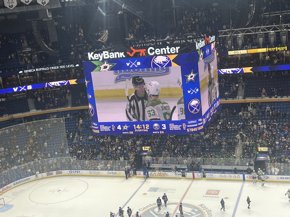 ByMHarrington's tweet image. Classy teams shaking hands with retiring NHL linesman Steve Barton. #Sabres #Stars