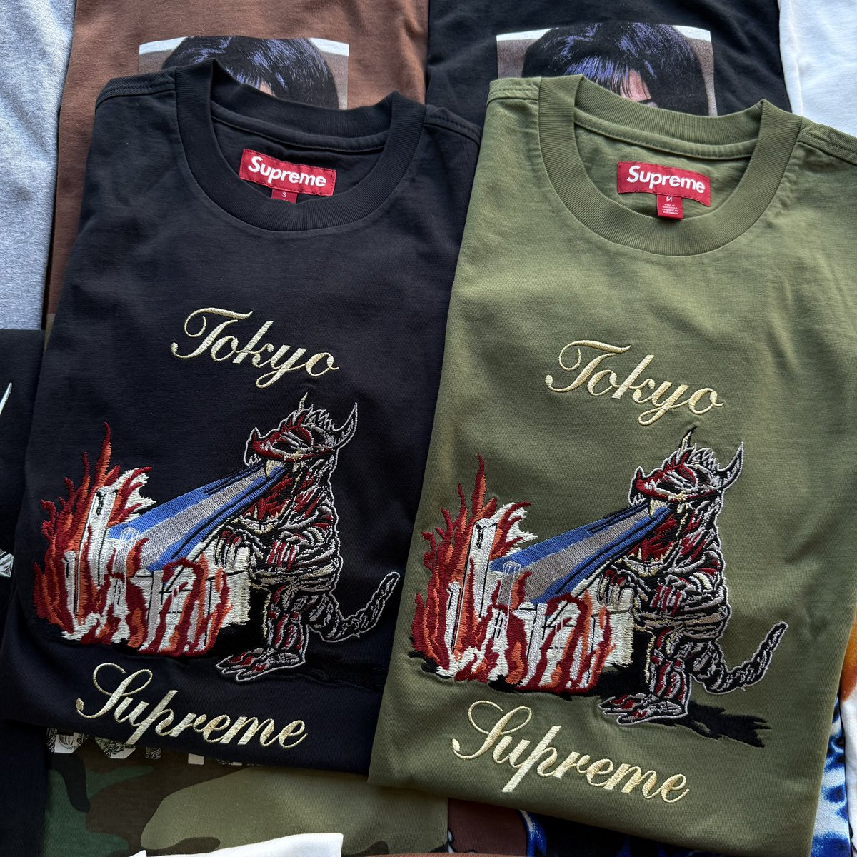 VarsityGoods's tweet photo. Supreme tab is loading up! Click link below to shop new items now!

https://t.co/q4INfbIOS5 https://t.co/OBgNWYi3IW