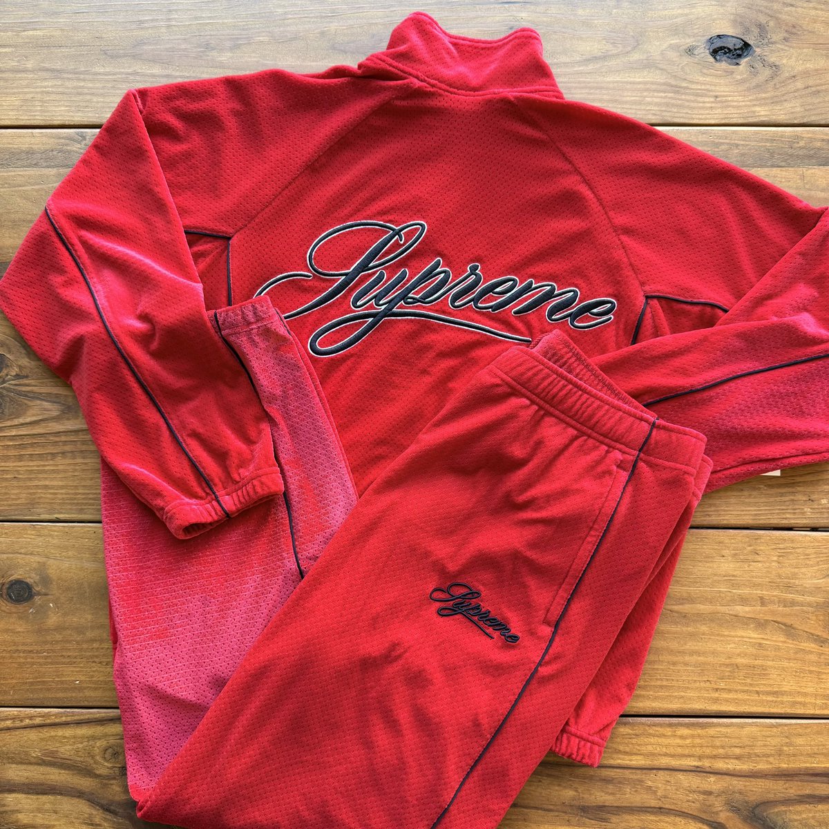 VarsityGoods's tweet photo. Supreme tab is loading up! Click link below to shop new items now!

https://t.co/q4INfbIOS5 https://t.co/OBgNWYi3IW
