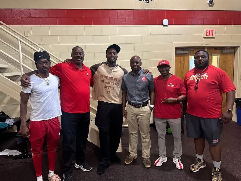 ReginaldWedner's tweet photo. Big time thank you to Hardaway alum Mykel Williams for coming back home and showing love to our players.

From Hardaway to the highest level — we appreciate you pouring into the next generation. 🦅💪🏾

#HawkNation #HardawayFootball https://t.co/gVlXkLWFf0