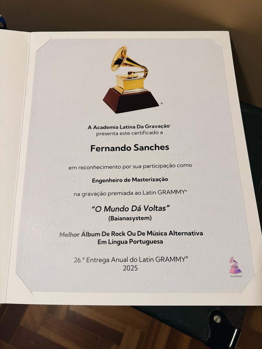 FernandoSanch79's tweet photo. Finalmente chegou!Eu sou muito tranquilo com essa coisa de premiação mas não tem como não ficar muito feliz recebendo esse tipo de reconhecimento mais uma vez. Muito obrigado @baianasystem e @luedjiluna pela oportunidade de fazer parte disso. Eu não tenho palavras pra agradecer!! https://t.co/SKUQDyYJnl