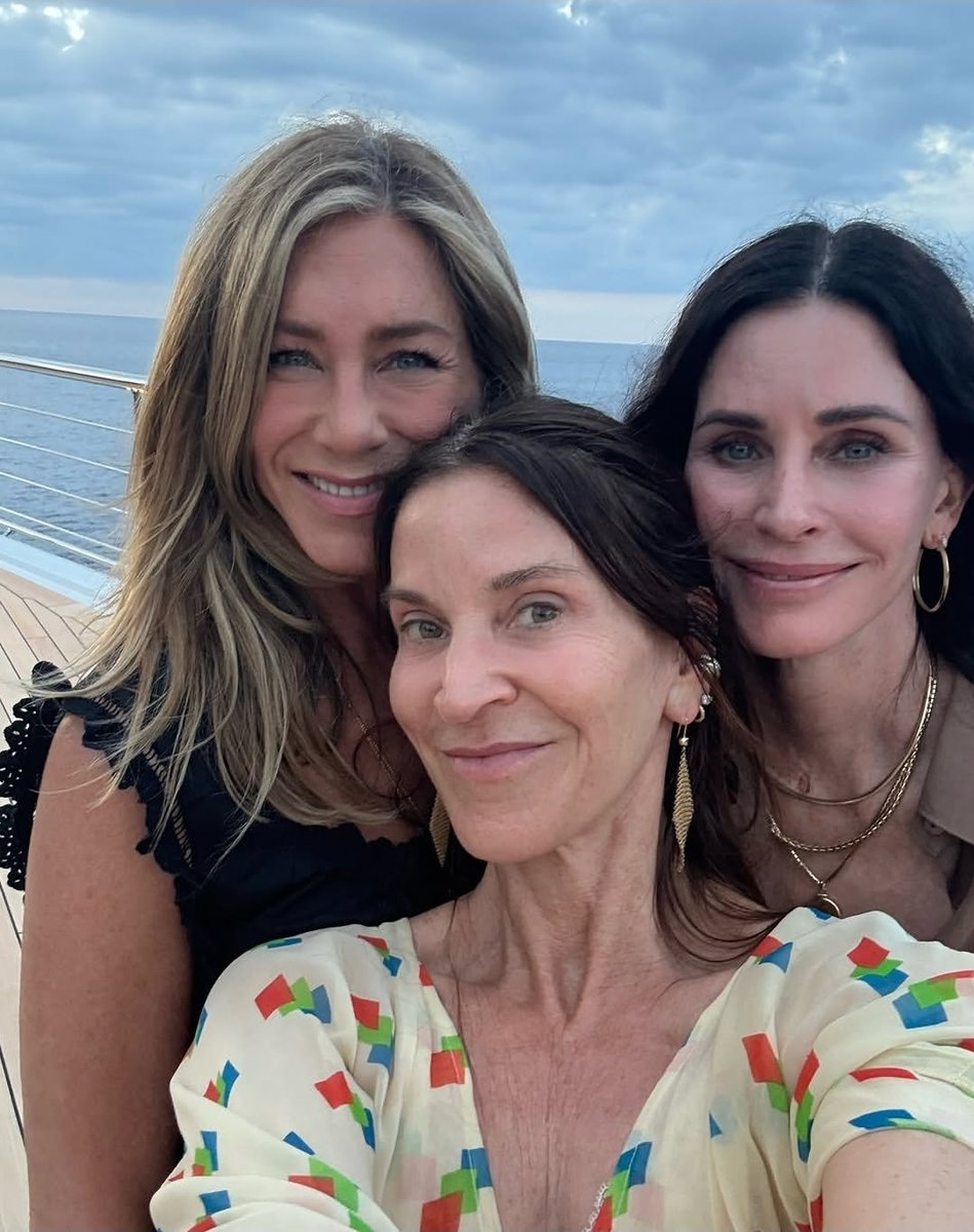 Jennifer Aniston tweet media