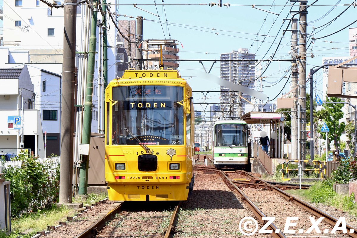 本日より運行開始する予定の、東京都交通局(都電)の8500形8501号リニューアル車の試運転出庫の風景を撮影させていただきました。
遠目でもよく目立つ水戸岡鋭治氏デザインの電車、これからの荒川線の日常に溶け込むのが楽しみですね。
撮影に来られてた皆さん、お疲れ様でした。