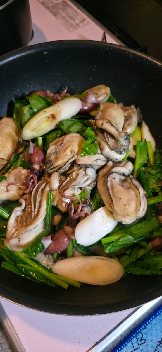 ほうれん草とホタルイカと牡蠣のバター炒め作った。